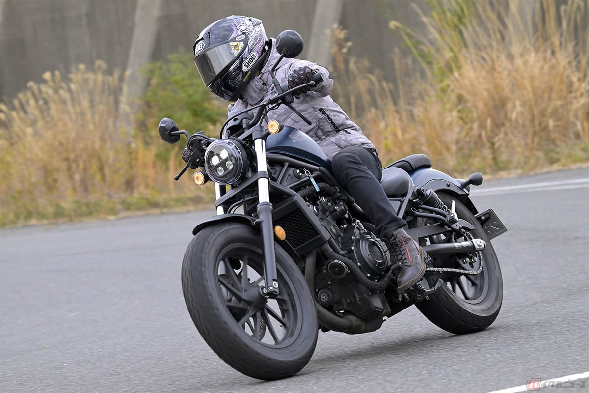 ホンダ「レブル500」の余裕のあるトルク感とエンジンの鼓動感を楽しみ走る石塚健選手