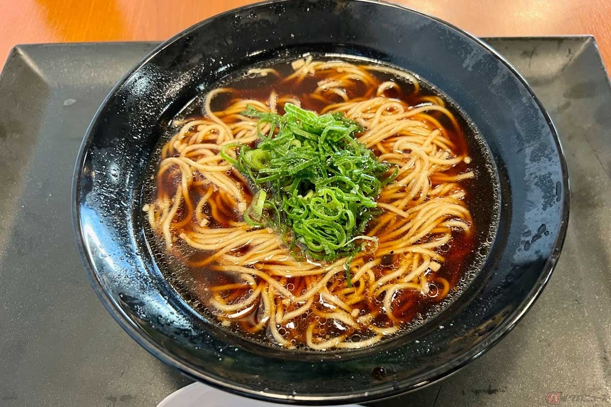 新名神「甲南PA」(上り)で見つけた超シンプルな「ミニマル黒ラーメン」(770円)は、スープ、麺ともに香りと味わい文句なし