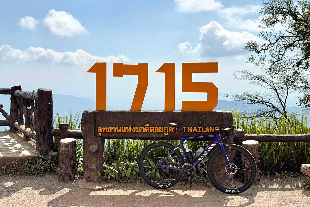 標高1715mの「Doi Phu Kha（ドイ・プー・カー）」の山頂には、記念撮影必須のモニュメントがあります