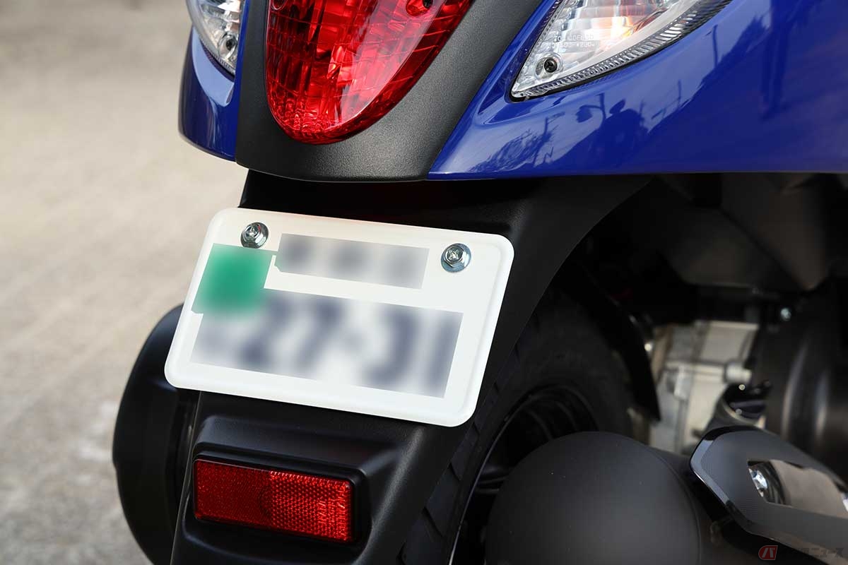 新基準原付の排気量は125ccだが、軽自動車税は「50cc原付」と同額とするため、課税標識(ナンバープレート)の色はピンクではなく白で区別される(写真は50cc原付のもの)