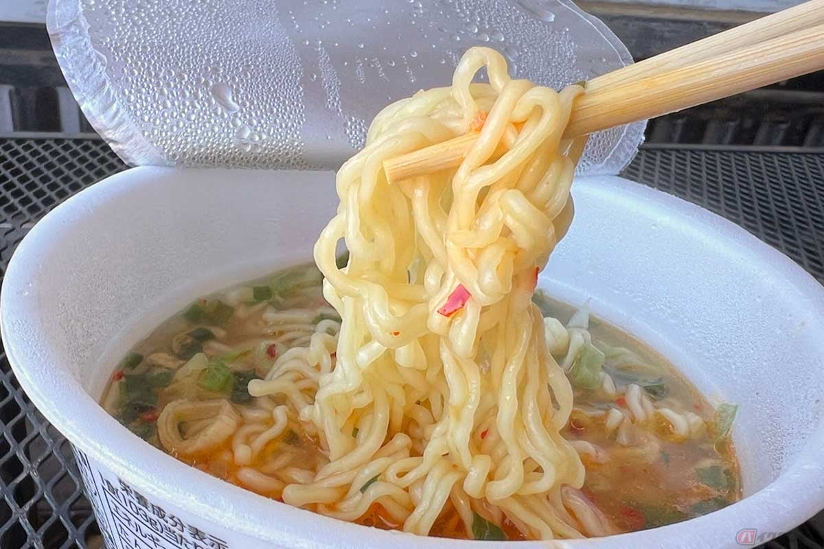 スープの辛味はまあまあといったところ。昔の「ホームラン軒」はモチモチ食感の麺が好評だったとか