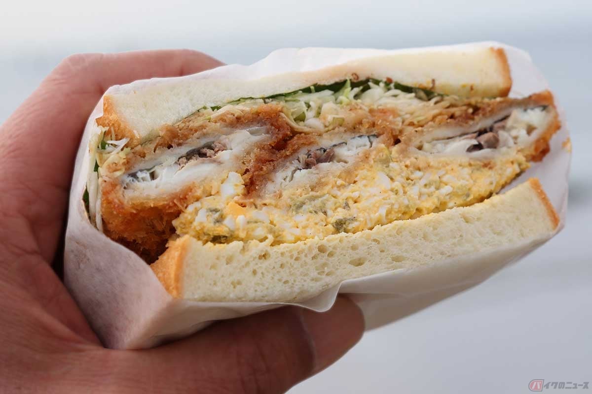 「FLATFISH」の「アジフライサンドハーフ」は、松浦の鯵を使ったアジフライと、特製タルタルを挟んでいる。ハーフでもボリュームは十分