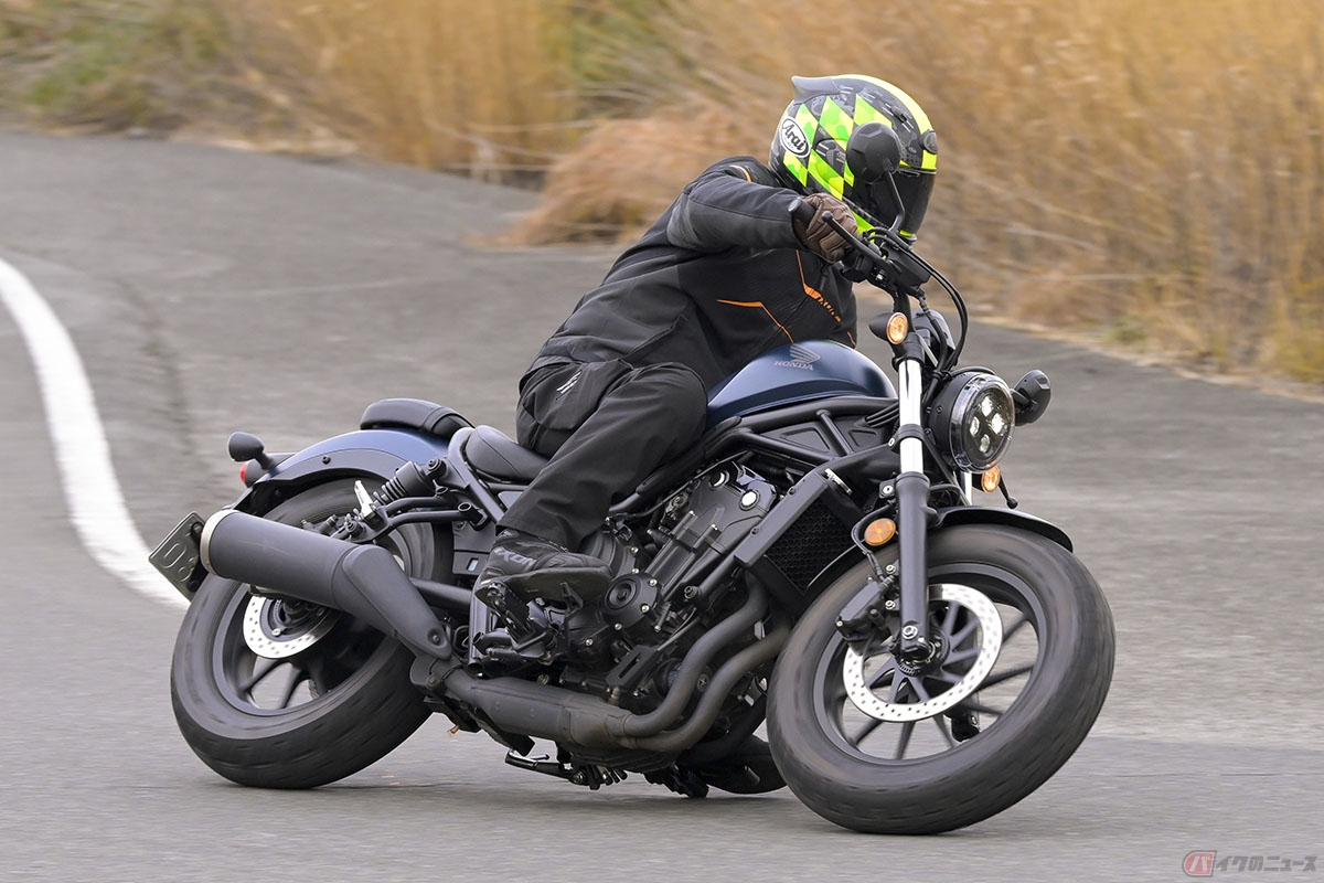 ホンダ「レブル500」(2024年モデル)に試乗する筆者(青木タカオ)