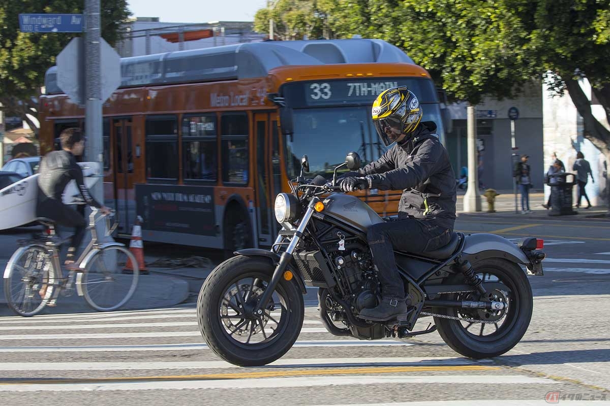 2017年に米国カリフォルニア・ロサンゼルスでホンダ「レブル500」に試乗する筆者（青木タカオ）