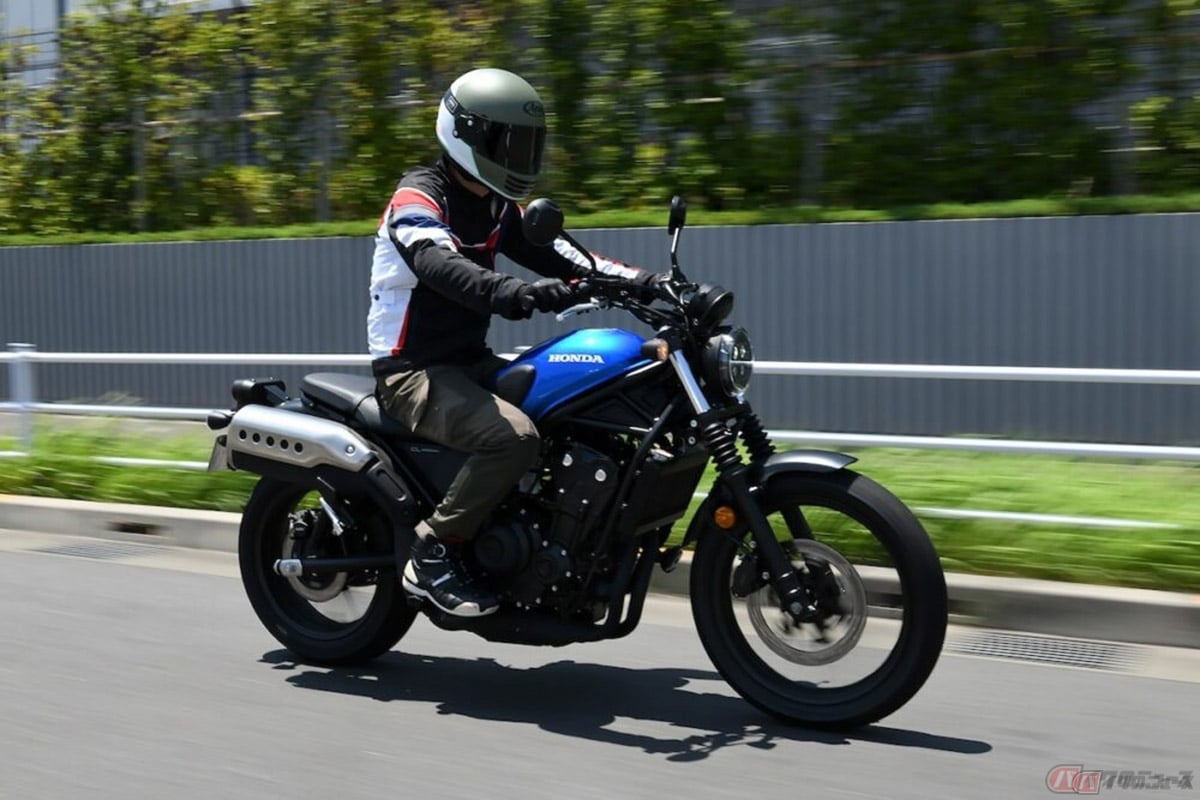 ホンダ「CL500」に乗る筆者（青木タカオ）