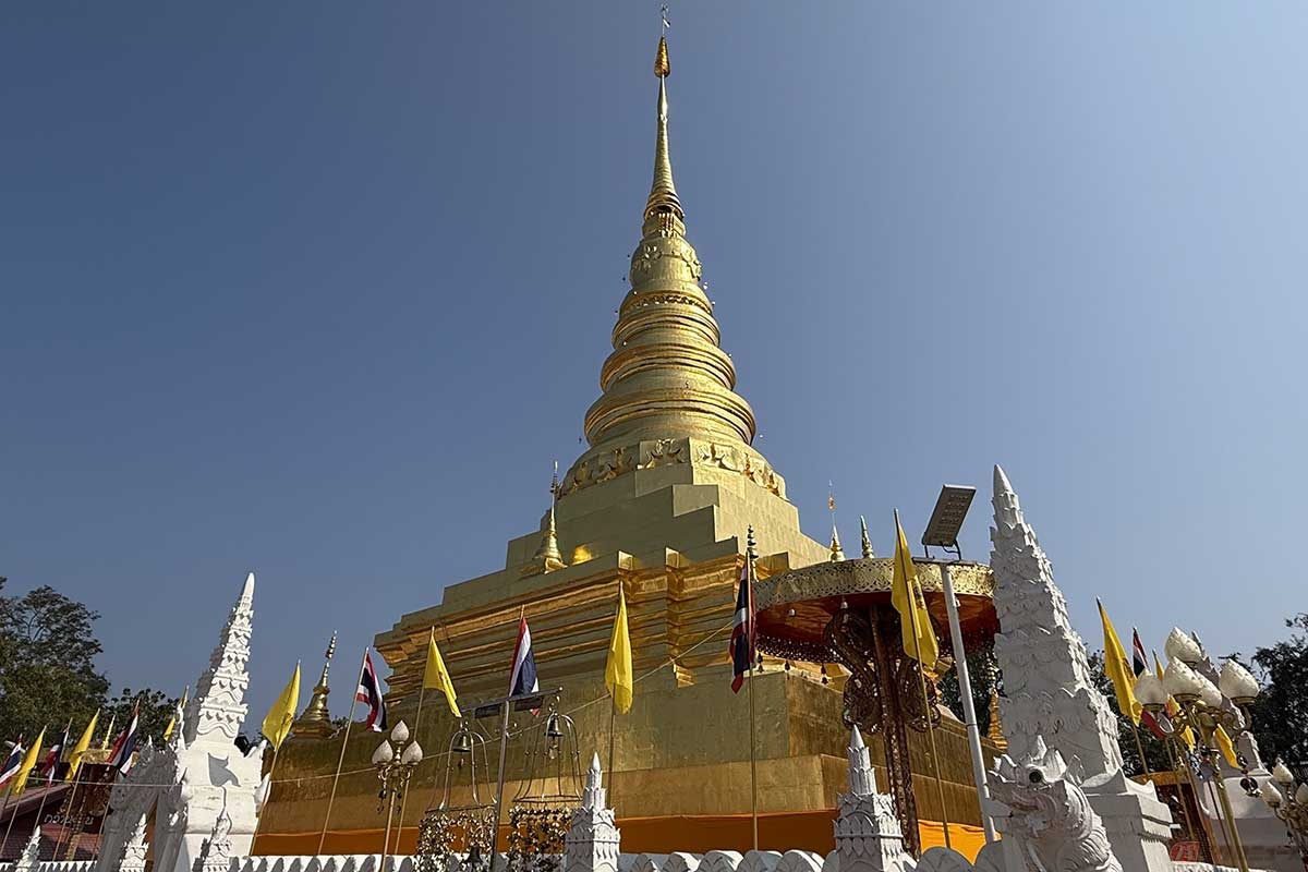 「ワット・プラタート・チェーヘーン」で一際目立つ金の仏塔（パゴダ）