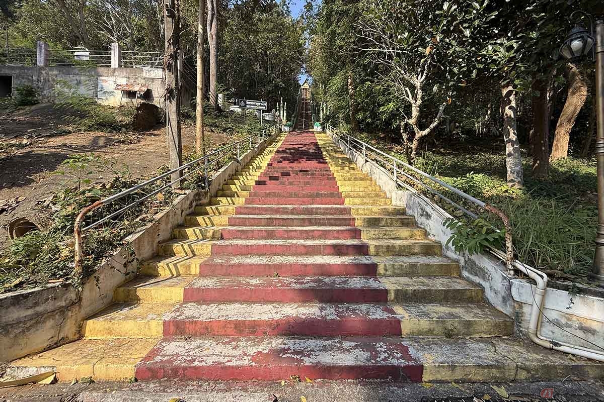 「ワット・プラタート・カオノーイ」へ至る急勾配の階段。遥か先まで続く長い長い階段です