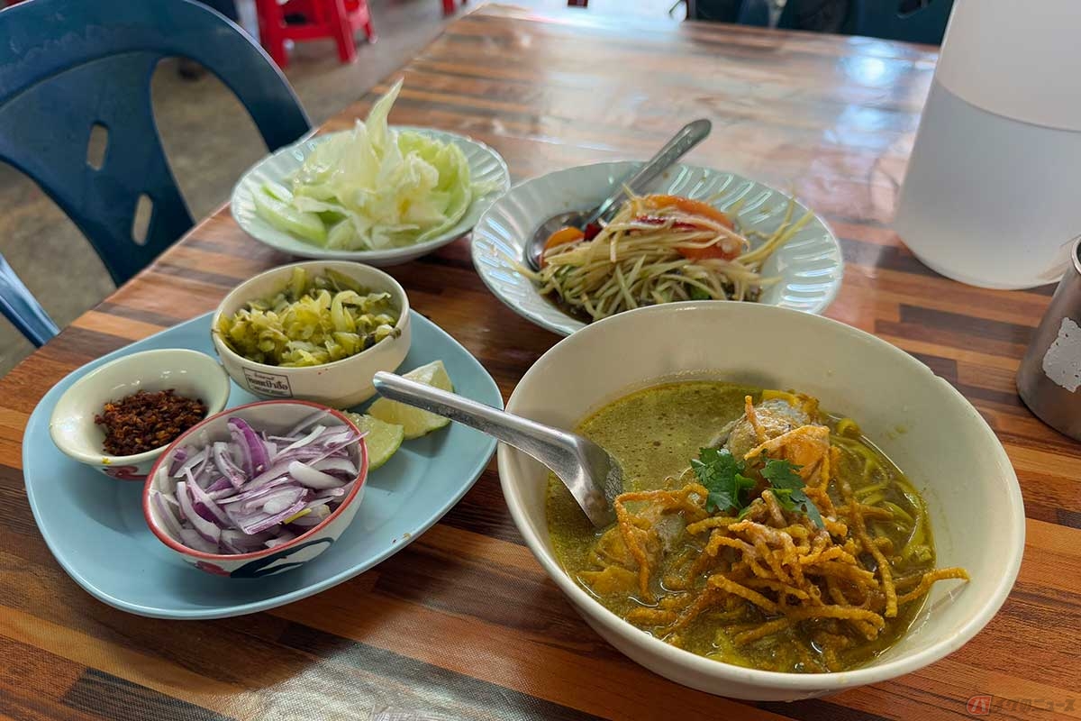 有名店「ワンダーカオゲーン」の人気メニューは、「カオソーイ」と青パパイヤのサラダ「ソムタム」