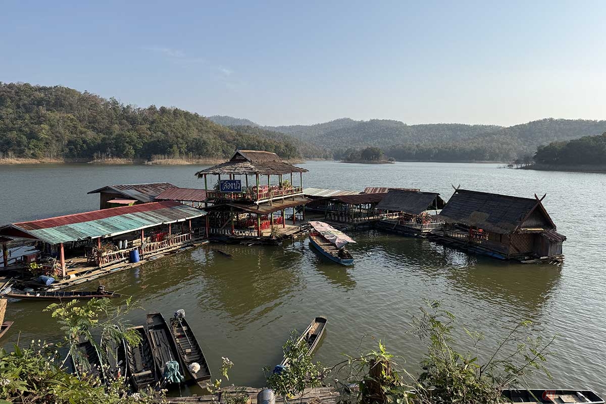 水上に浮いた家屋で形成されている「パークナーイ漁村」