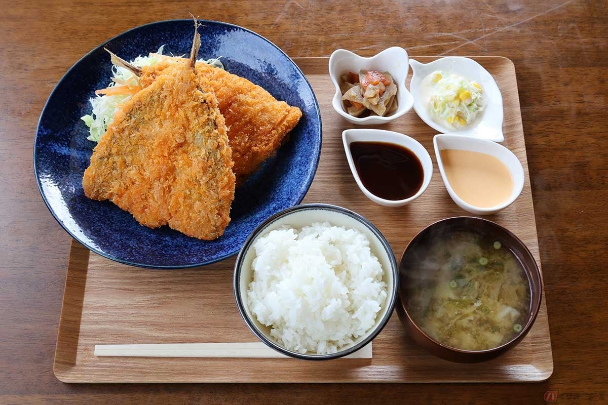 「umauma」の「あじフライ定食(2枚)」は、特大アジフライでボリュームたっぷり