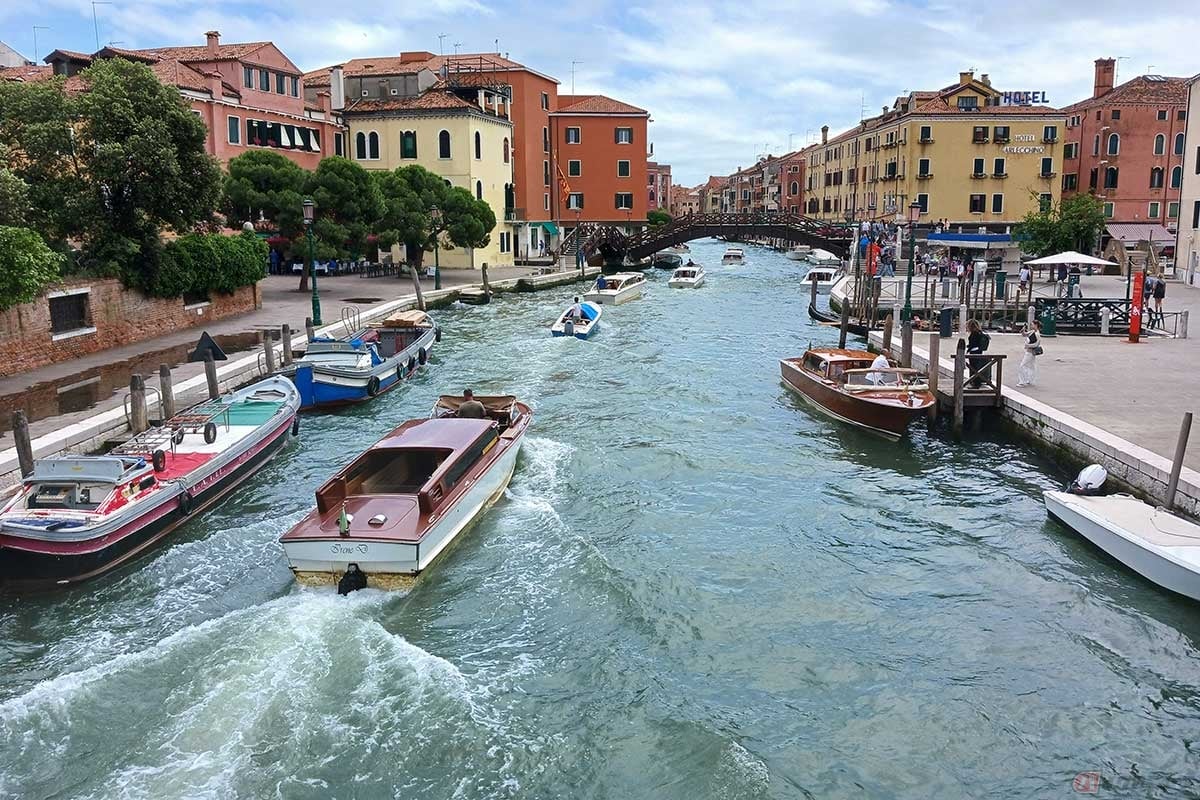「水の都」ヴェネツィアへ。水路を走る船の脇には、路上駐車のように船が係留している