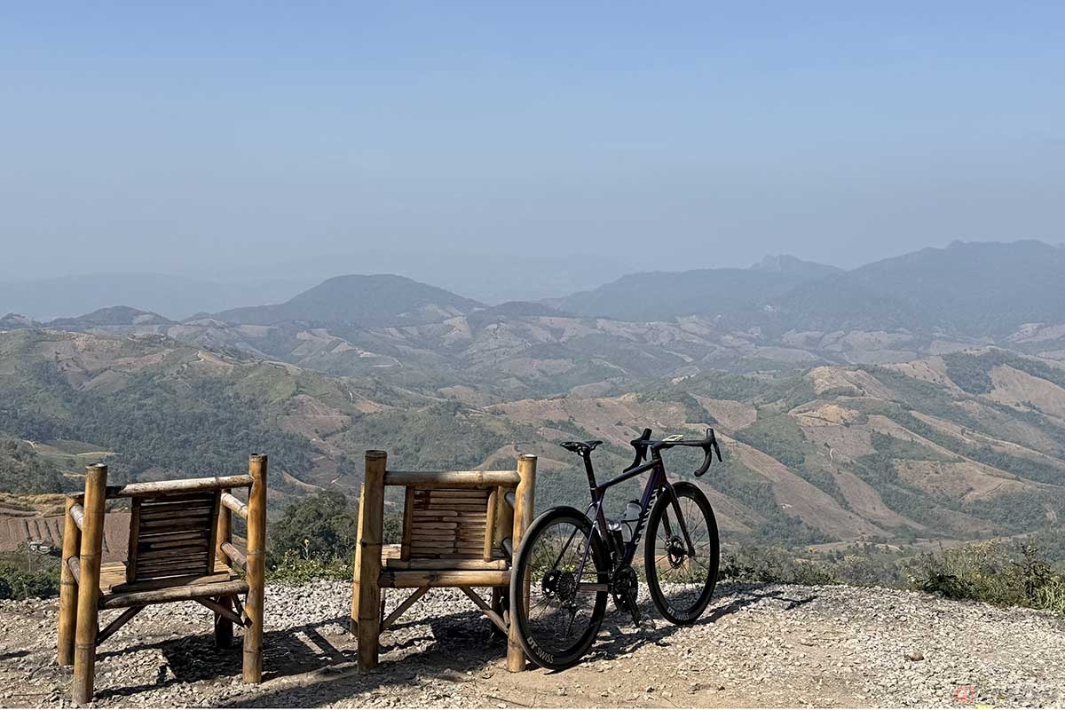 「クンサターン国立公園」のゲート前のカフェには、絶景を望むイスが用意されています