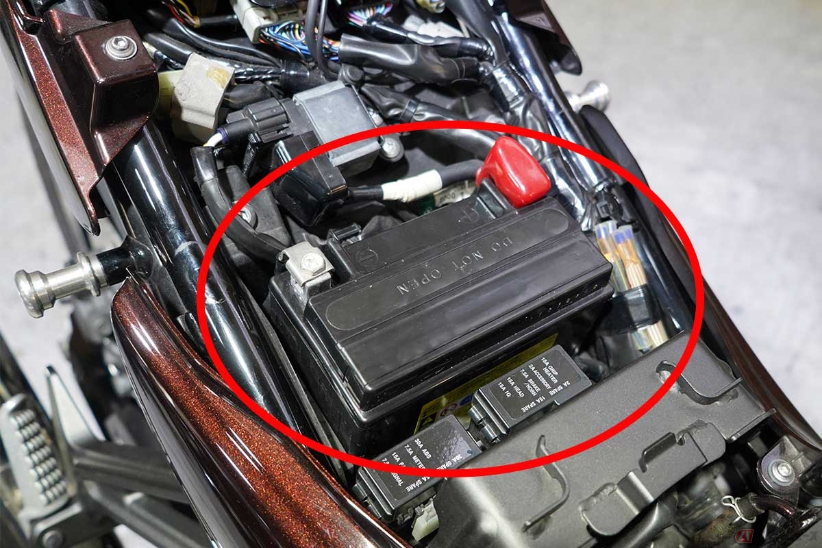 セルスターター（セルモーター）を装備する市販バイクのバッテリーは、12V（ボルト）……ではない