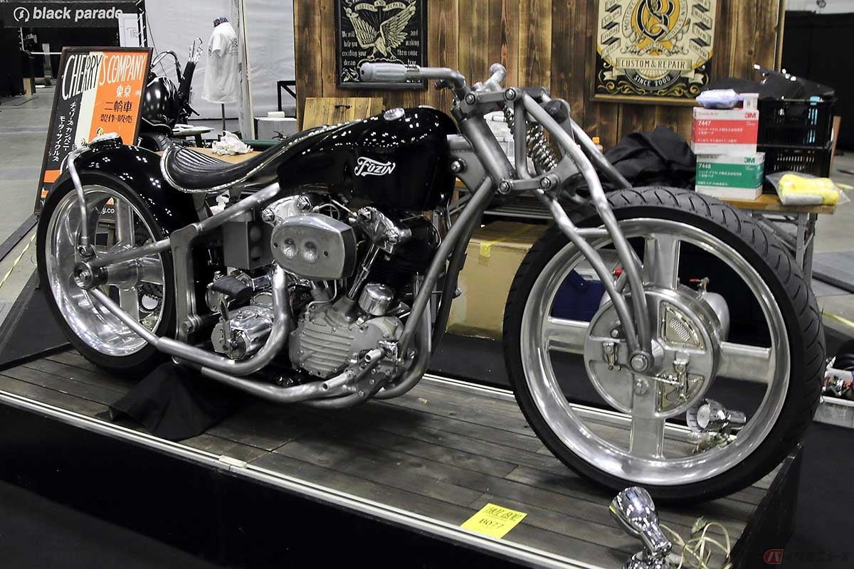 カスタムバイクに装着されたオリジナルのガーターフォーク