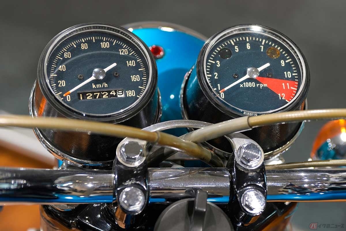 「ドリームCB350」はライトケースに一体型のコンパクトなコンビメーターだったが、「エクスポート」では別体の2眼式を採用