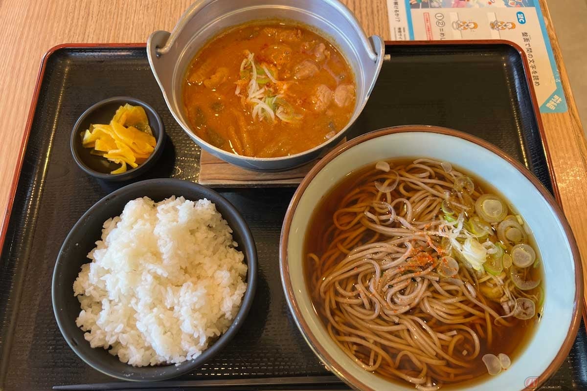 上信越道「甘楽PA」(上り)でいただく「もつ煮セットそば」(1380円)。ここの「もつ煮」はいままでPAやSAで食べた中で一番の美味しさ。ぷりっぷり食感のピリ辛味噌のもつを白米でいただく満足度の高さといったら……!