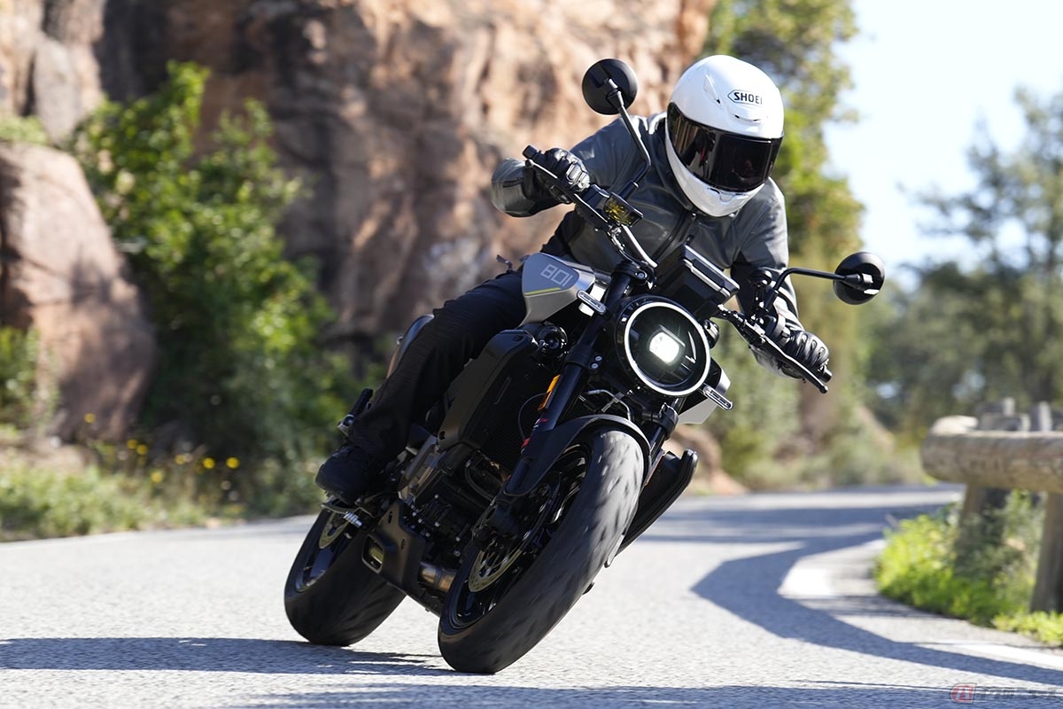 ハスクバーナの新型「ヴィットピレン801」に乗る筆者(河野正士)