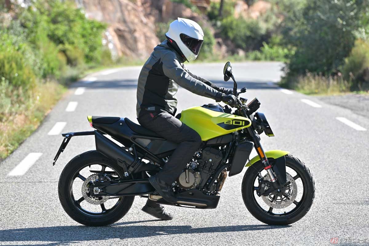 シート高820mmの新型「ヴィットピレン801」に身長170cmの筆者(河野正士)が跨がった状態