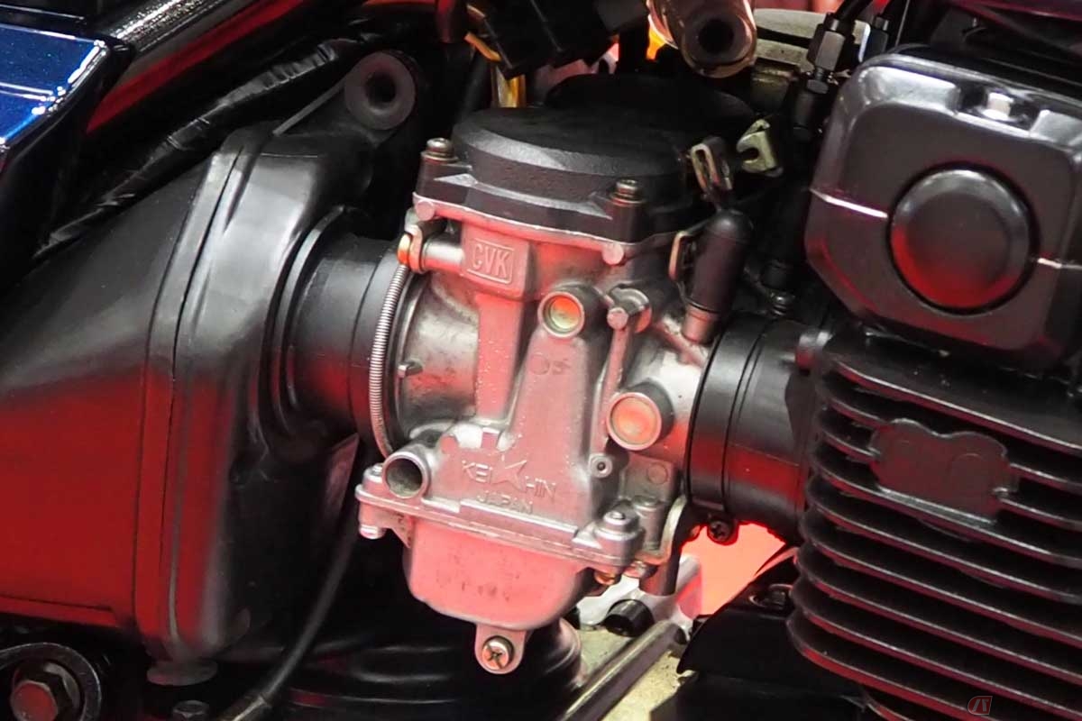 「バックファイヤー」は、エンジンからキャブレター側に燃焼ガスが逆流する現象