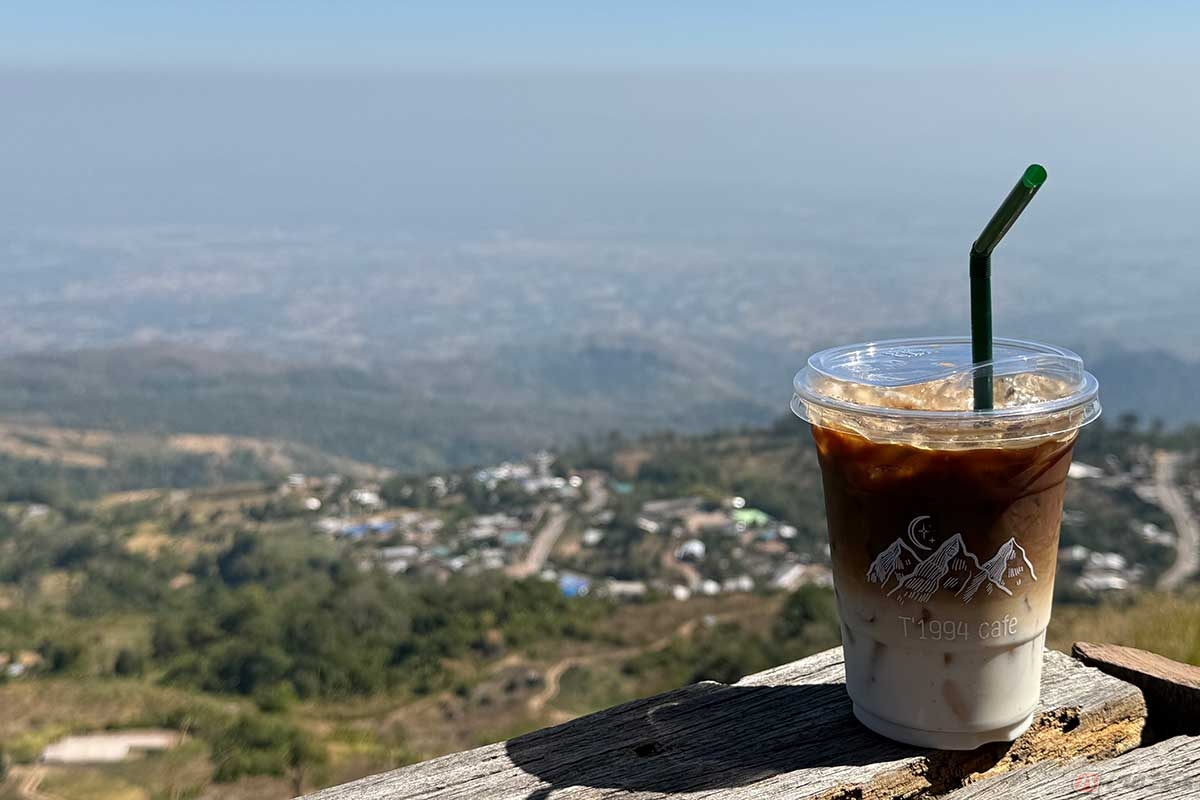 「T' 1994 Cafe」など、山頂に至るルート上にはたくさんの絶景カフェやレストランがあります