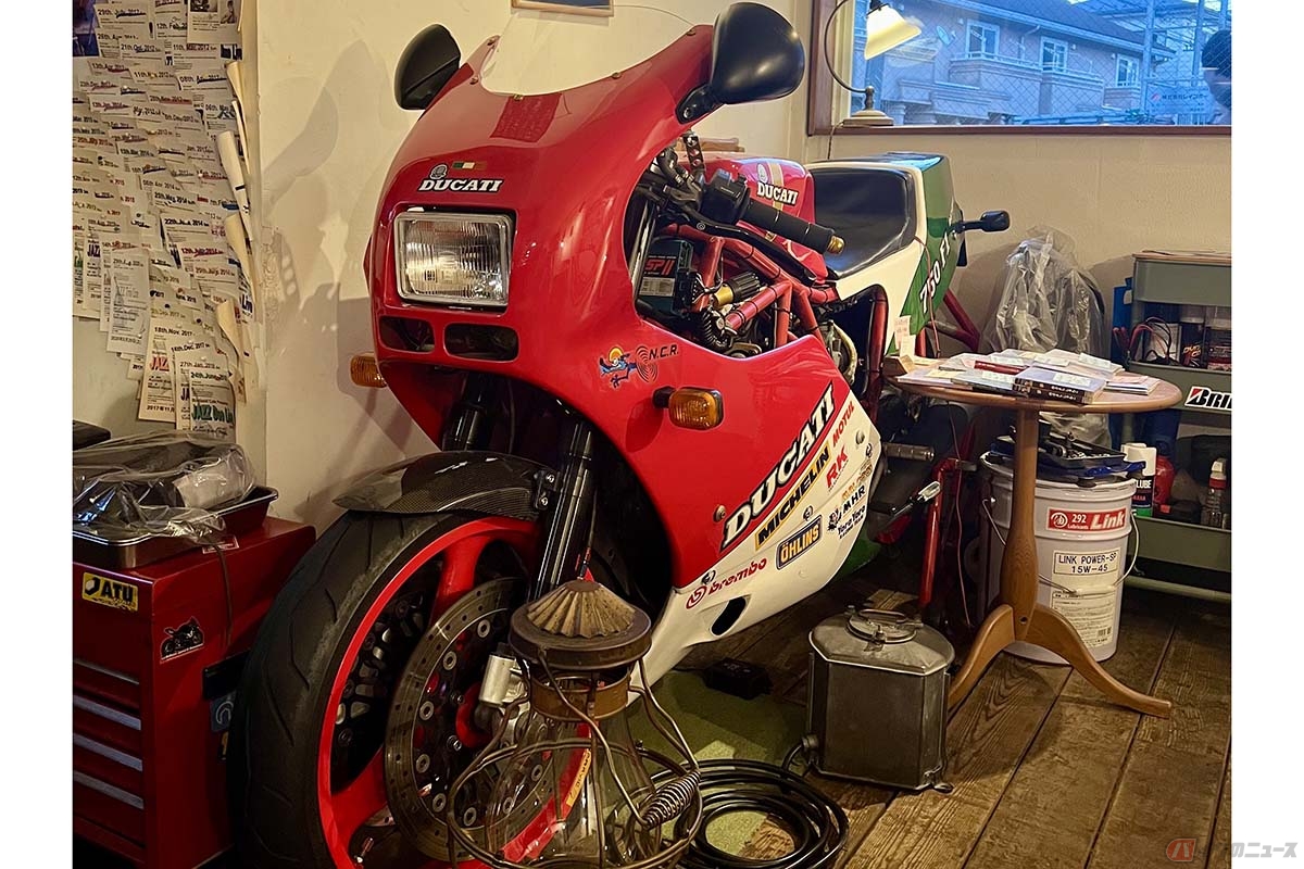 神奈川県川崎市にあるBirdland Cafe(バードランド カフェ)の店内に飾られたドゥカティ「750F1」(1986年製)