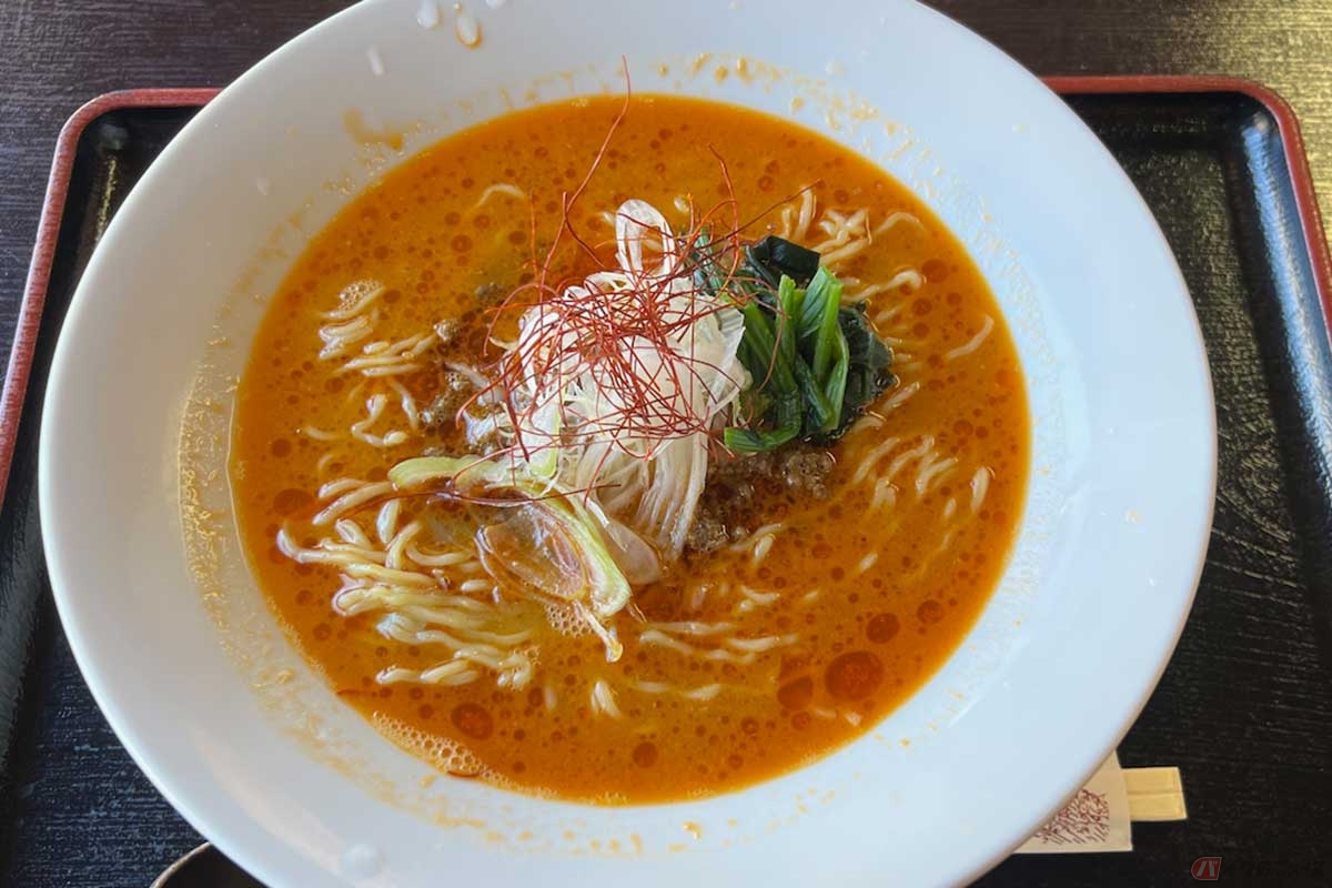 見た目に美しい仕上がりの「鹿肉担々麺」には丁寧な作りが感じられ、食べる前から気分をアゲてくれる