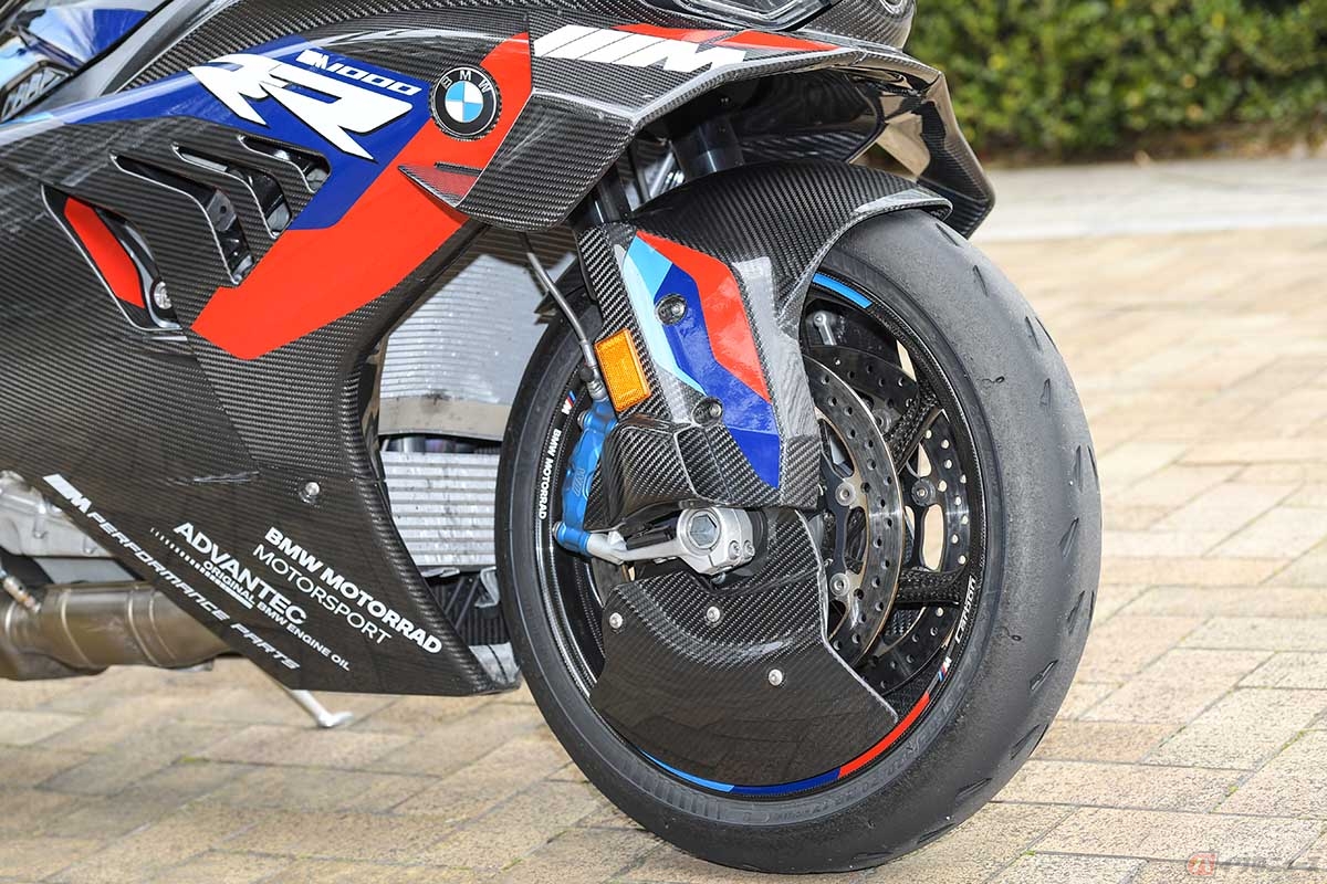 カーボン製のフェアリングやフェンダー、ホイールを備えたBMW Motorrad「M1000RR」