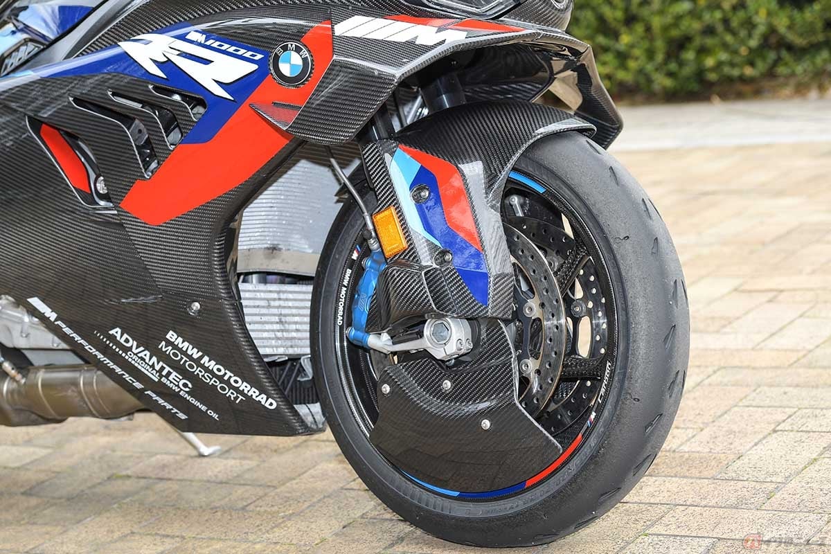 カーボン製のフェアリングやフェンダー、ホイールを備えたBMW Motorrad「M1000RR」