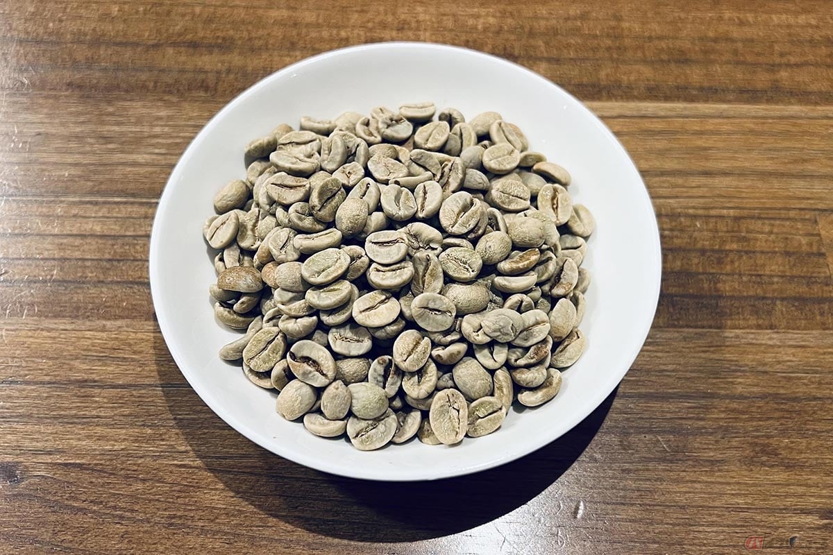 コーヒーにおける「精製」は、収穫したコーヒーの実から豆を取り出す工程のことを指します。精製方法は大別すると「ナチュラル」「ウォッシュト」の2種類があります