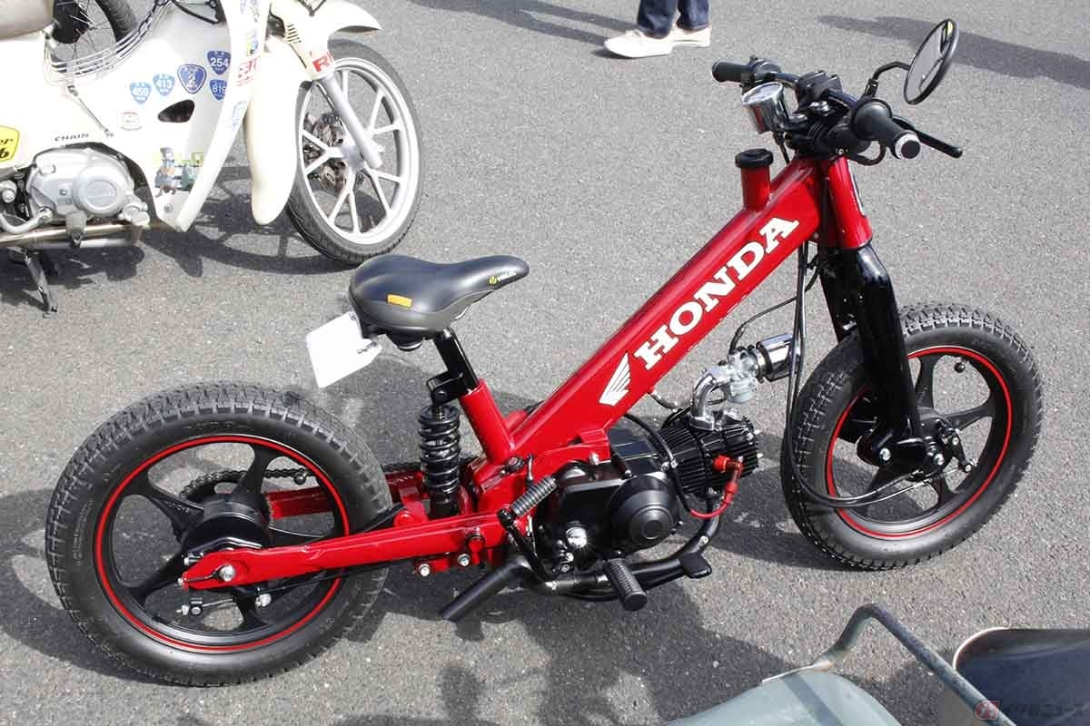 ペダルを持たない自転車に跨り、両脚で地面をリズミカルに蹴ることで前進する乗り物を「STRIDER」(登録商標)と呼びます。そのスデザインをイメージして、セル無し横型エンジンを搭載したリトルカブベースのカスタム車が、このストライダーカブになります