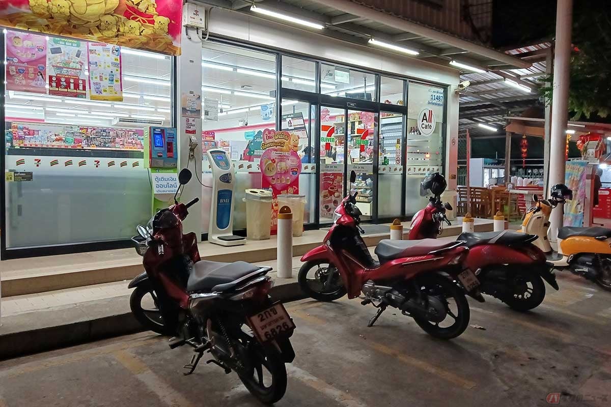 タイのセブン-イレブンの前には駐輪場があった。日本ではちょっと考えられない。ちなみに、各商品の値段は、日本円換算すると日本とあまり変わらない