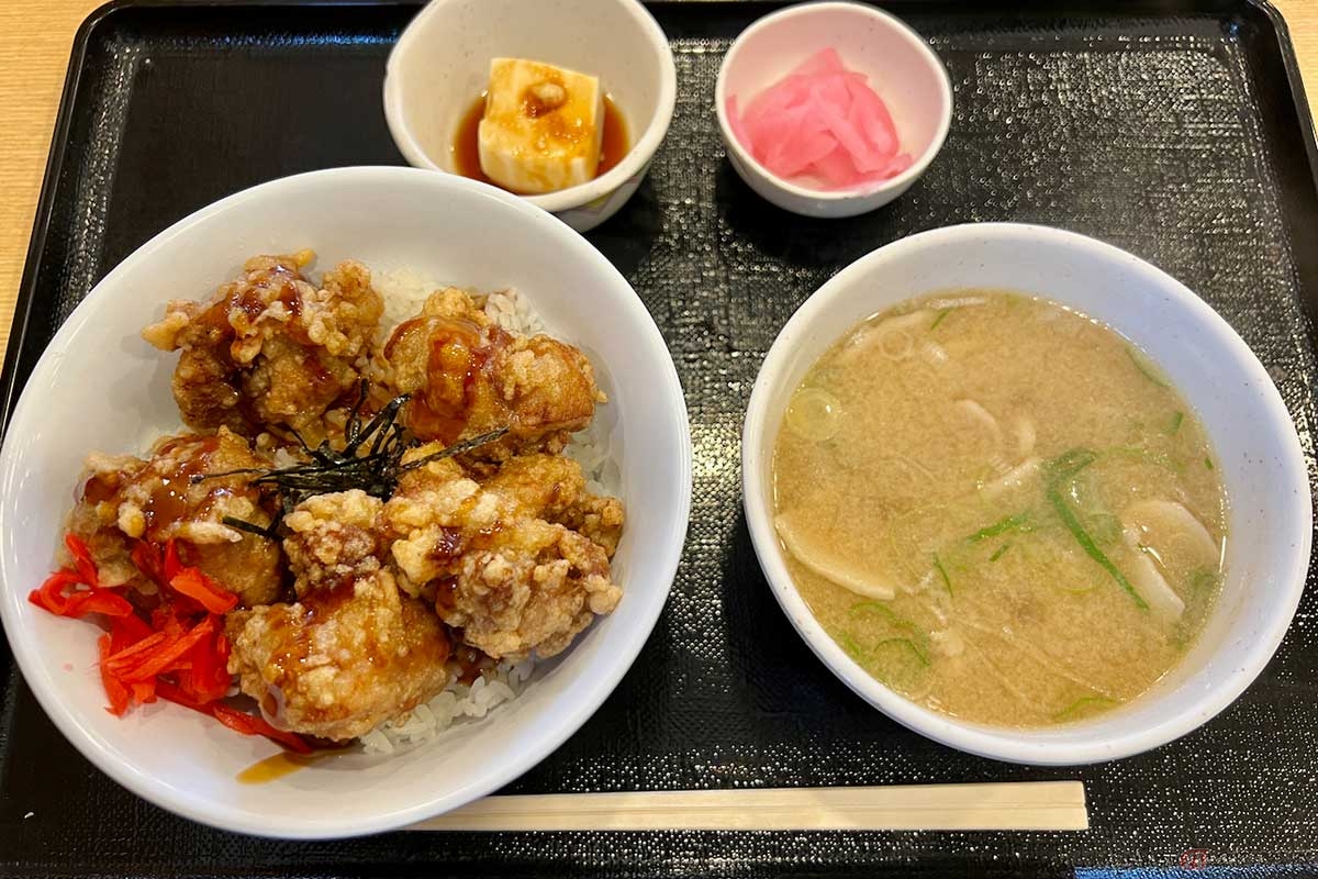 東名高速「鮎沢PA」(上り)でいただいた「豚汁・唐揚げ丼セット」(1000円)は、甘口ソースがかかった唐揚げが柔らかく、ご飯のおかずにぴったり。紅生姜が良いアクセントに