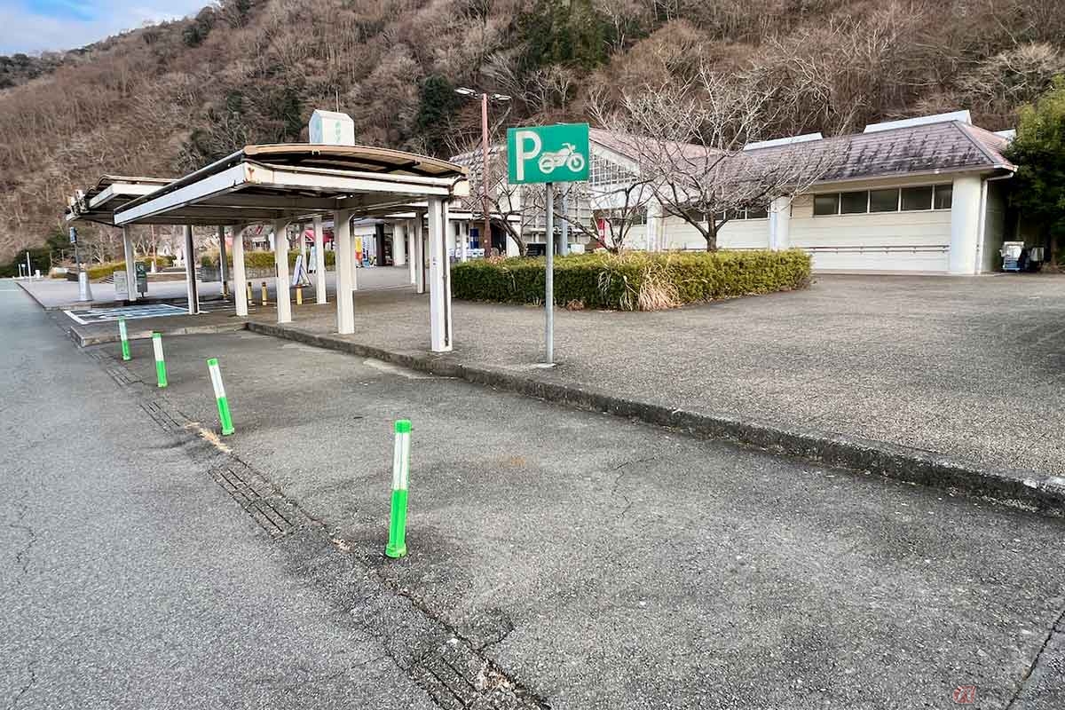 山に囲まれた「鮎沢PA」は空気もうまい。2輪専用の駐車スペースも確保されている