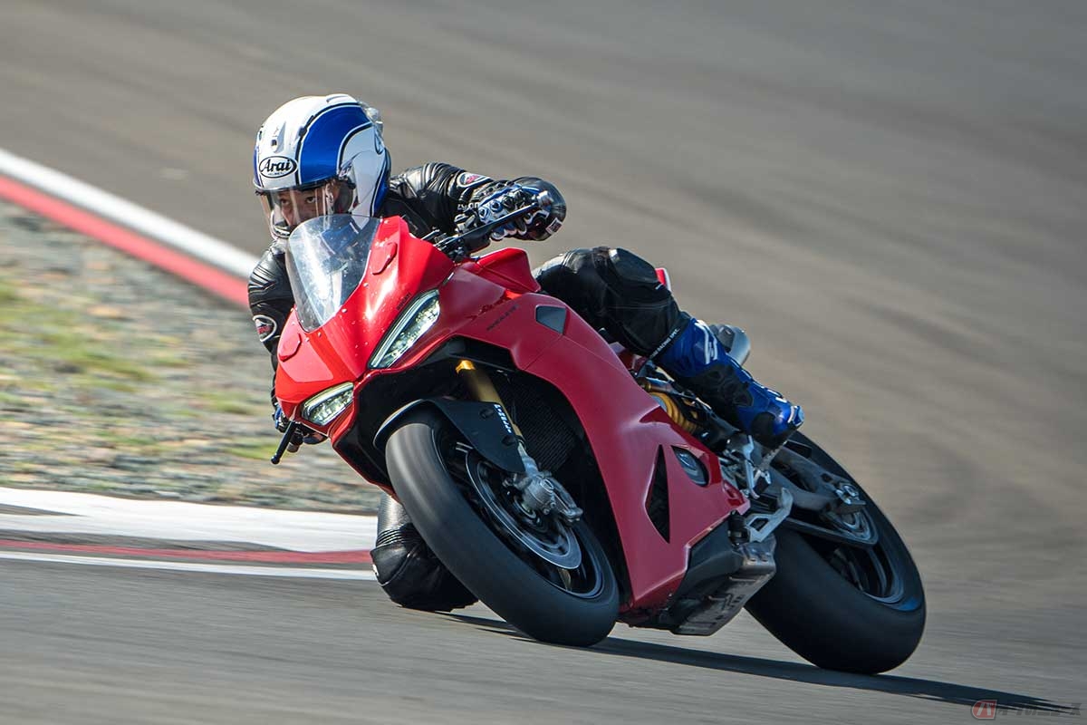 ドゥカティ新型「Panigale V2 S」（2025年モデル）に試乗する筆者（小川勤）。スリックタイヤを履いたテスト車でサーキット走行。軽さの追求は車体のセットアップにも影響。サスペンションは前モデルよりもよく動く設定に