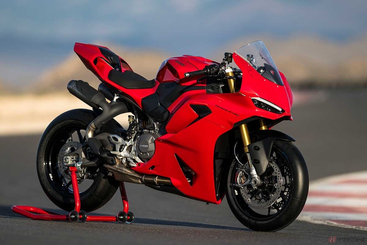 一目でドゥカティとわかる、美しいラインを繋いだデザイン。実際に見るととてもコンパクトに仕上がっています