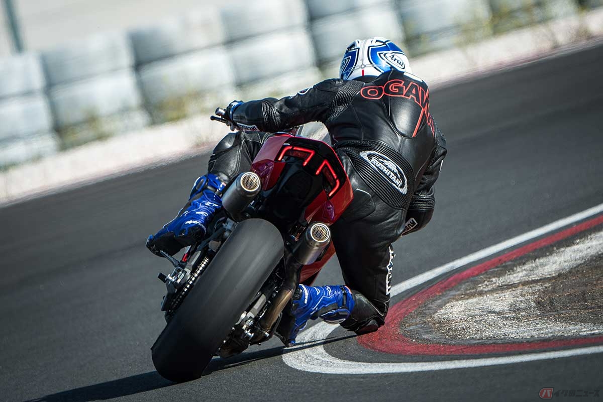 軽さとスリムさを追求することで、ハンドリングは実際の重量よりもかなり軽く感じます