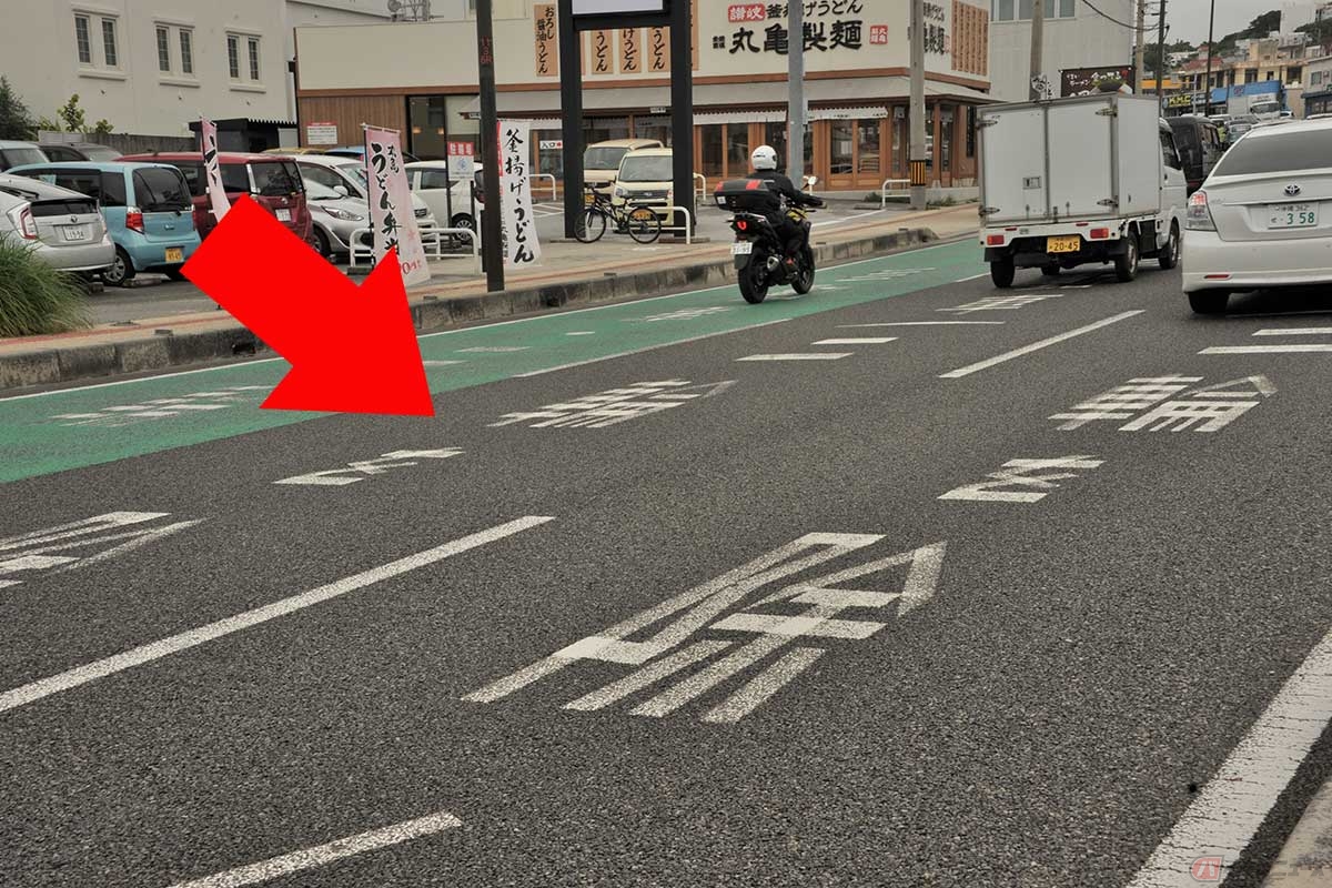 撤廃される前の道路の規制表示。現在は黒く塗りつぶされている（撮影＝中島みなみ）