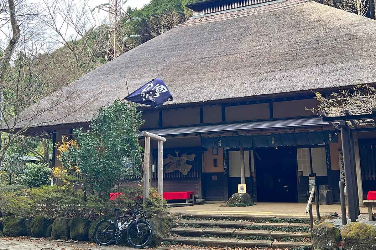 茅葺き屋根が江戸時代の雰囲気を色濃く残す「甘酒茶屋」