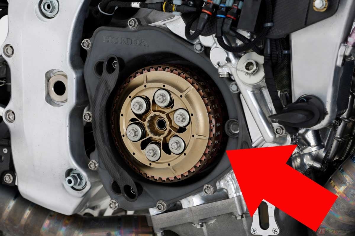 MotoGPマシンの剥き出しのクラッチ。画像はホンダ「RC213V」(2022年シーズン)のクラッチ