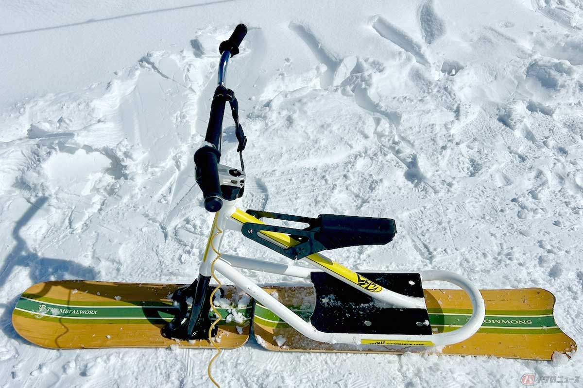 BMXのフレームとスノーボードをミックスすることから始まった「スノースクート」と「スノーモト」。ハンドル操作をきっかけにターンする