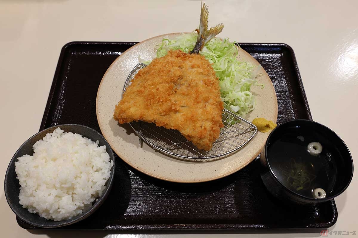 「とんかつ・アジフライの店 築地かつ誠」の「大アジフライ定食」は、想像以上に大きいアジフライだった