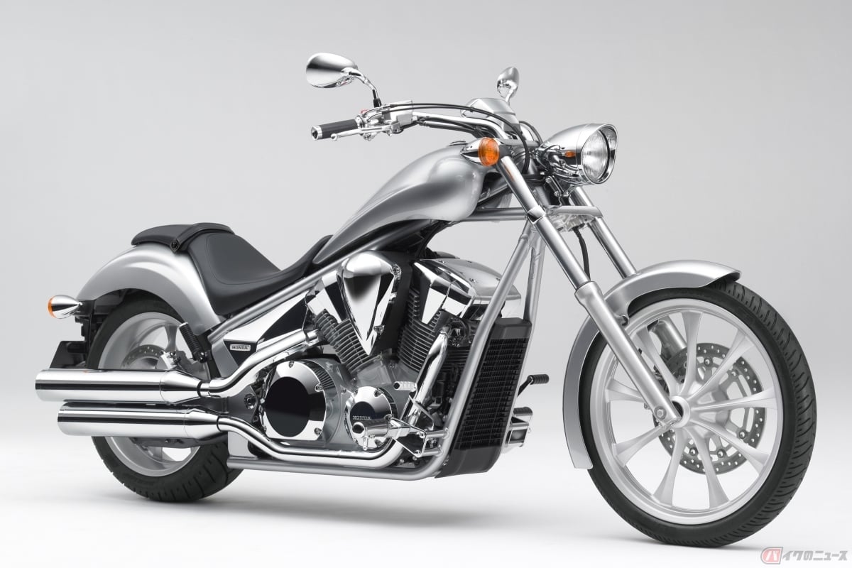メーカー純正とは思えないチョッパースタイルのホンダ「VT1300CX」(2009年)は、排気量1312ccの水冷V型2気筒、ロングストロークエンジンを搭載
