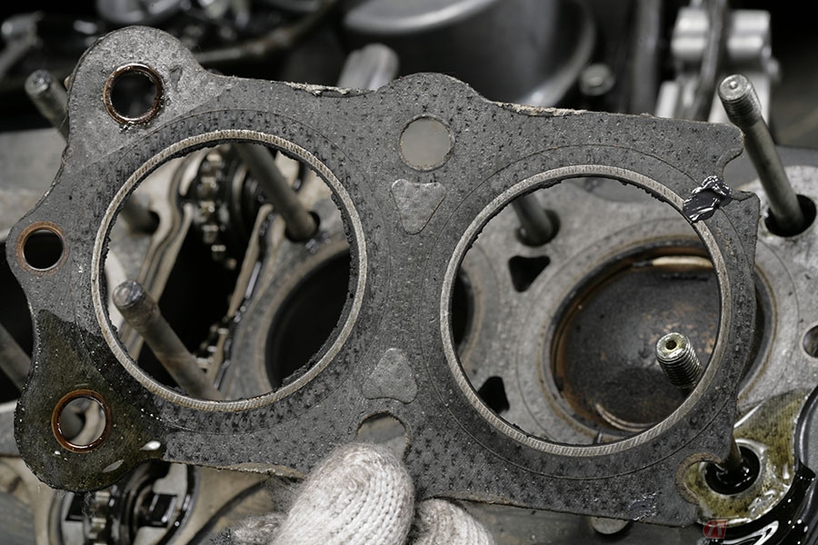 バイクのエンジンなどで使用されている「ガスケット」。金属同士の継ぎ目の気密性を保つために必要不可欠なパーツです