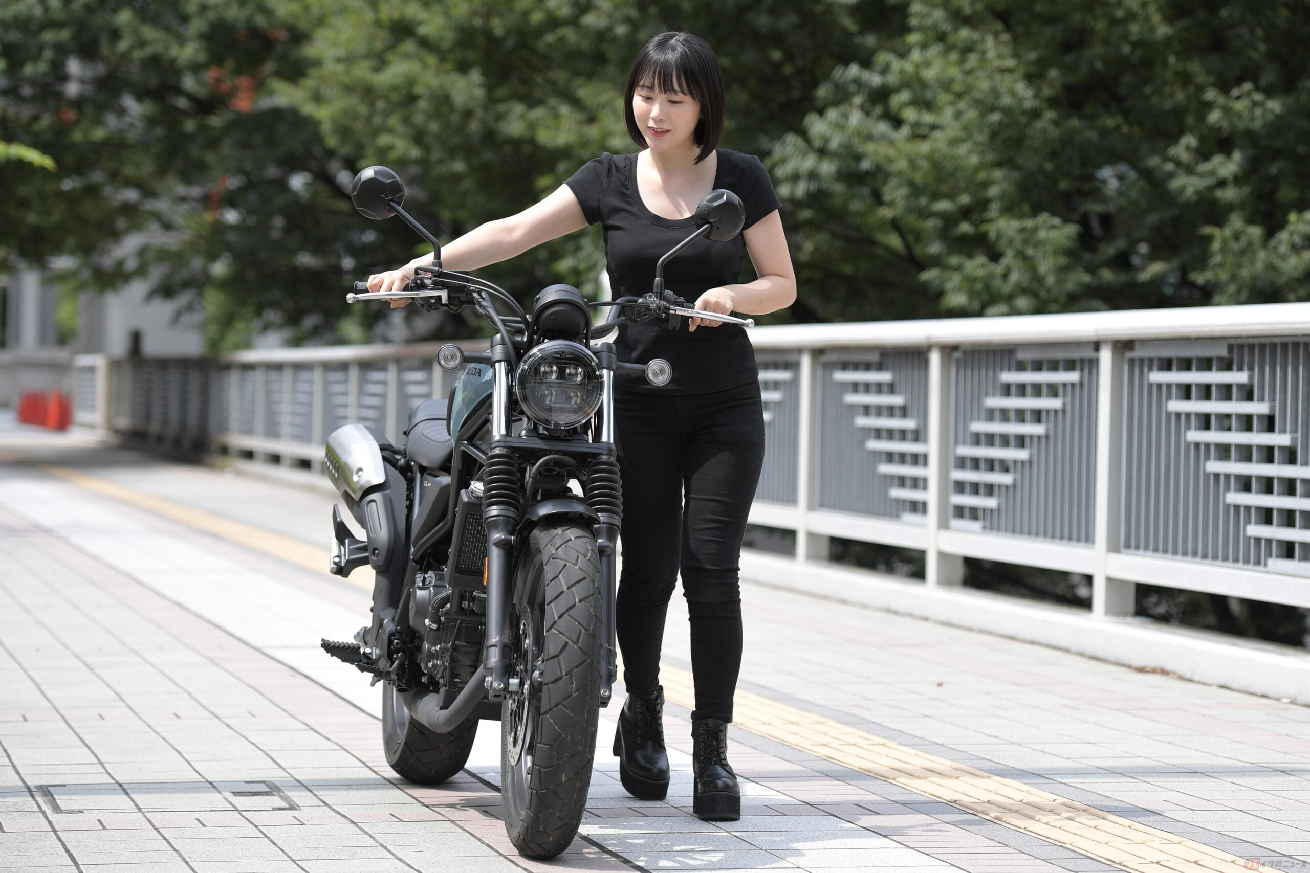 バイクでガス欠した際にはガソリンスタンドまで押すか、ロードサービスに頼ることになります