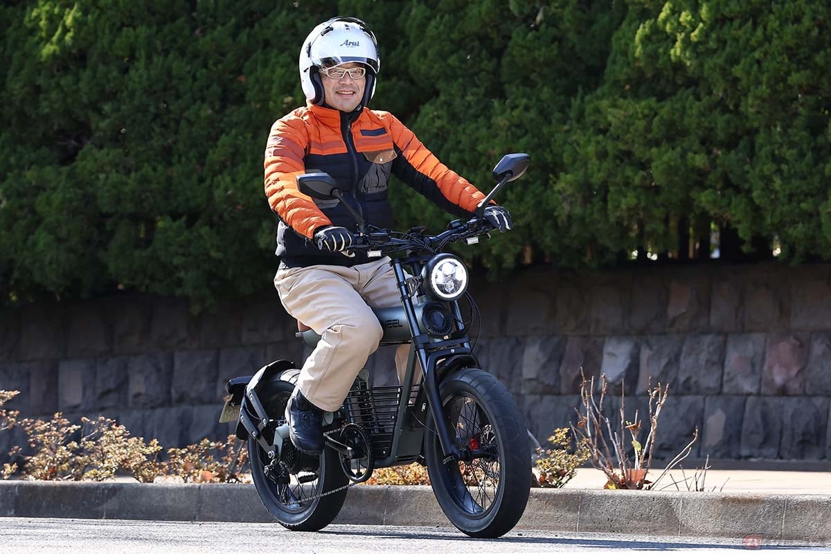 「COSWHEEL MIRAI S」新型モデルに乗る筆者(近藤スパ太郎)Photo by 高橋進