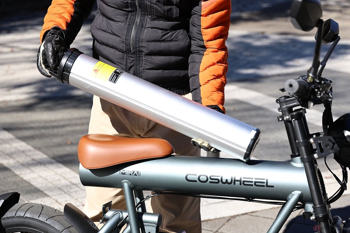 バッテリーはトップチューブに収納され、後方に引き出して脱着可能。アナログキーで施錠されているので盗難の心配は少ないでしょう