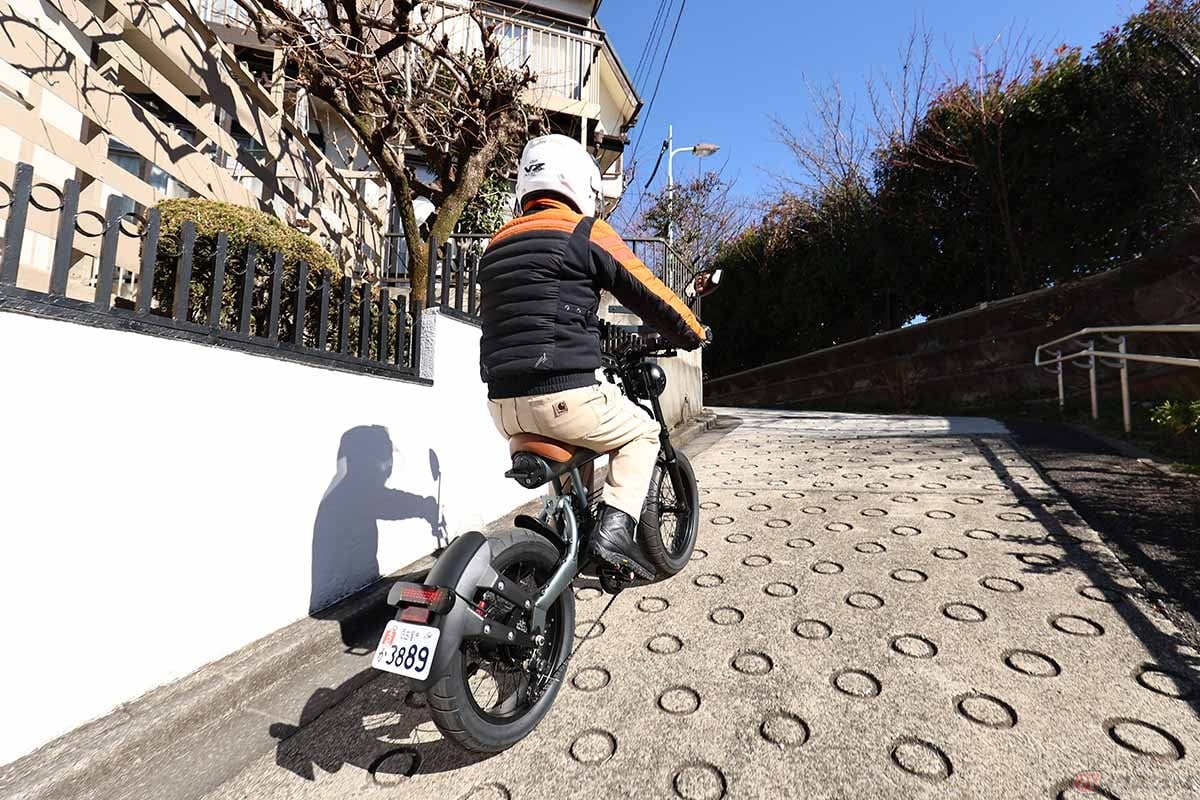 急坂で速度が落ちたらペダルを漕いでハイブリッド走行。試乗では登れない坂は有りませんでした