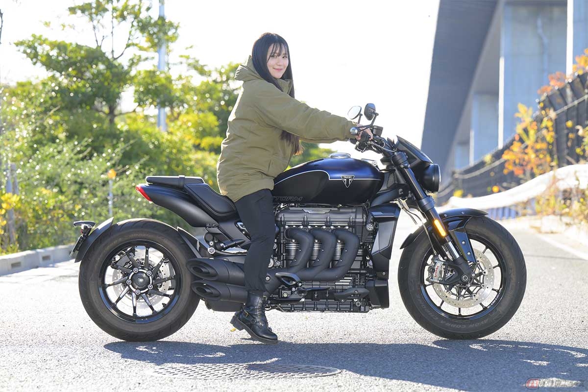 トライアンフ「ROCKET 3 STORM R」の足付き(身長158cm)