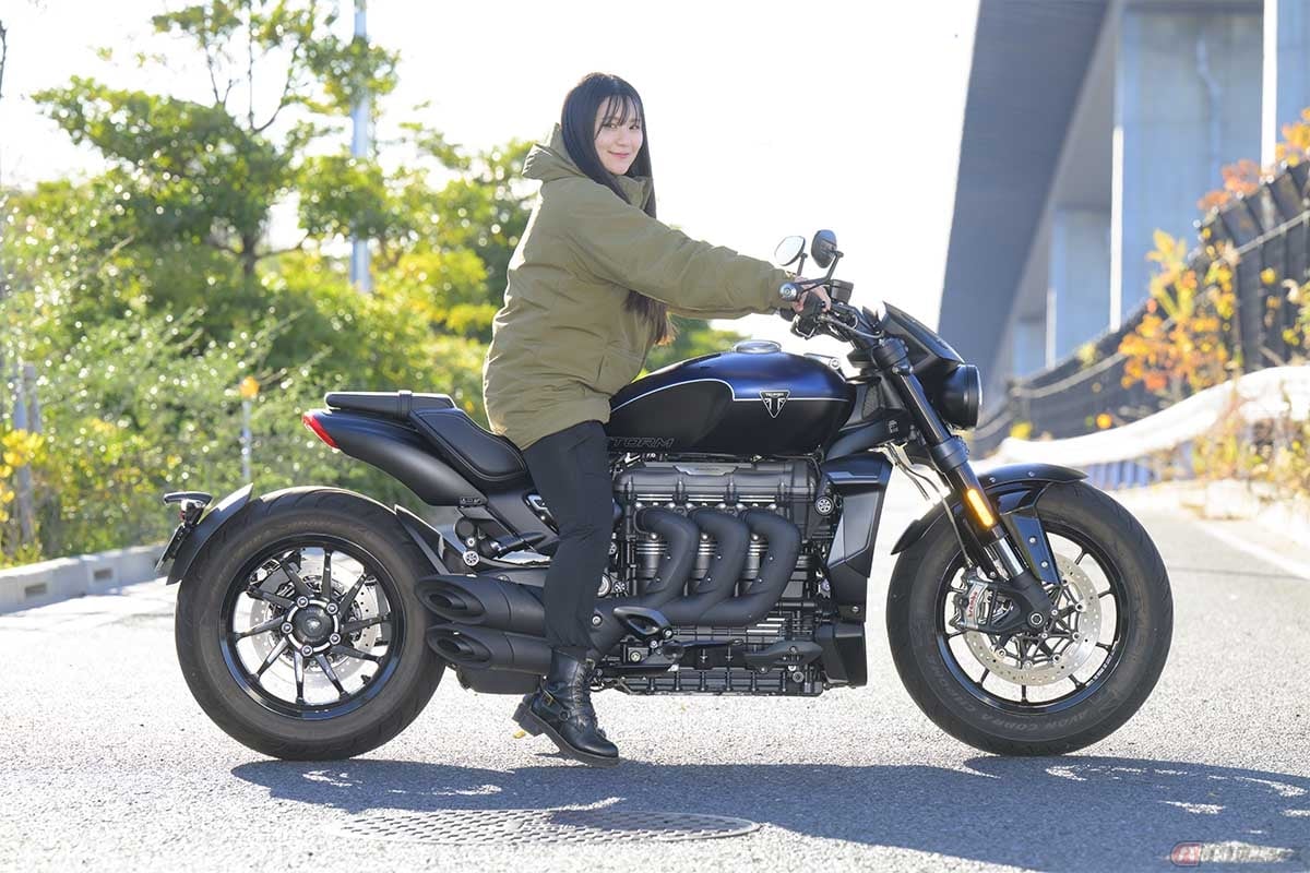 トライアンフ「ROCKET 3 STORM R」の足付き(身長158cm)