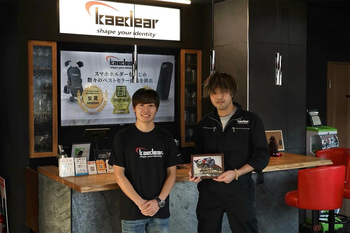 株式会社カエディア代表の飯沢氏とレーシングライダーの石塚健選手